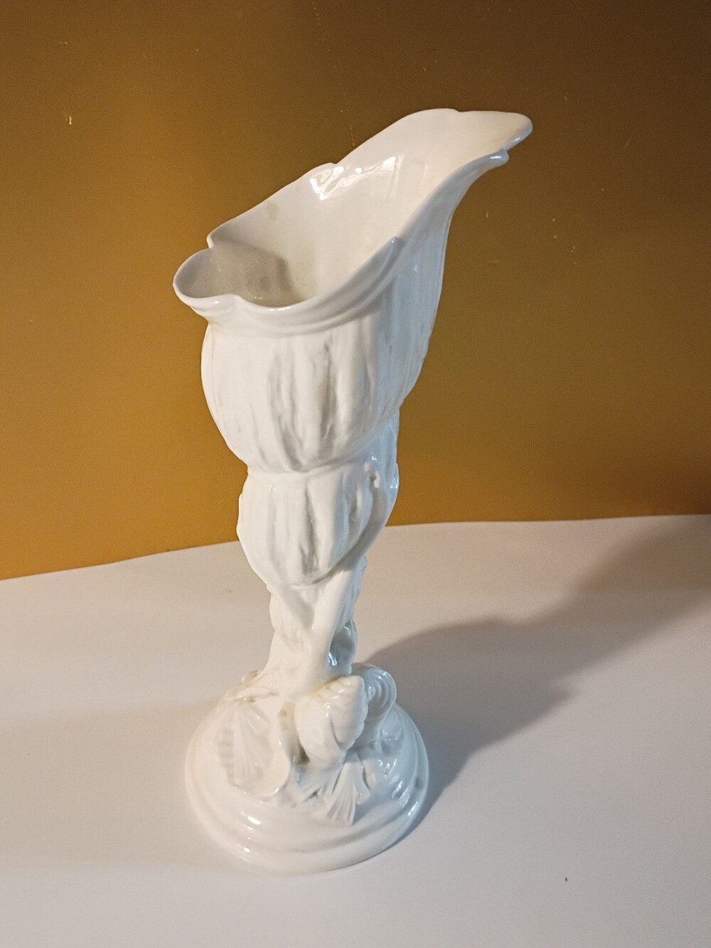 Fine Porcelain Royal Worchester Shell Cornucopia Decorative Bud Vase